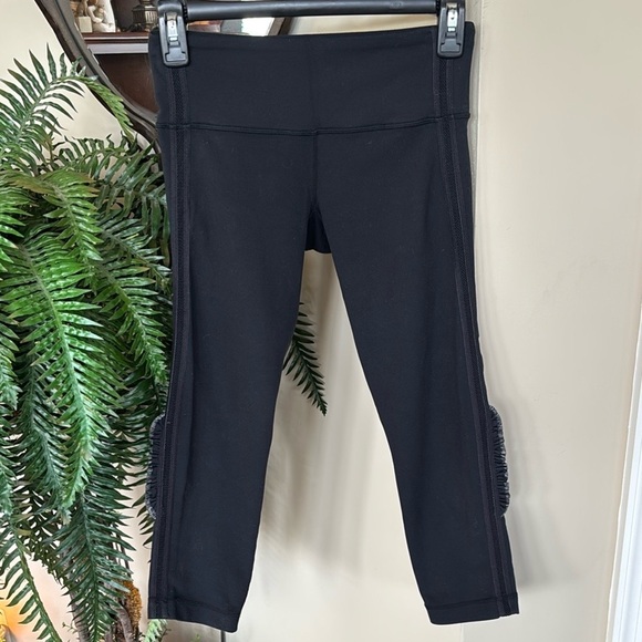 Lululemon Black Cropped Capri Pants Reflective Ruffle Workout Activewear Tights - Picture 15 of 15
